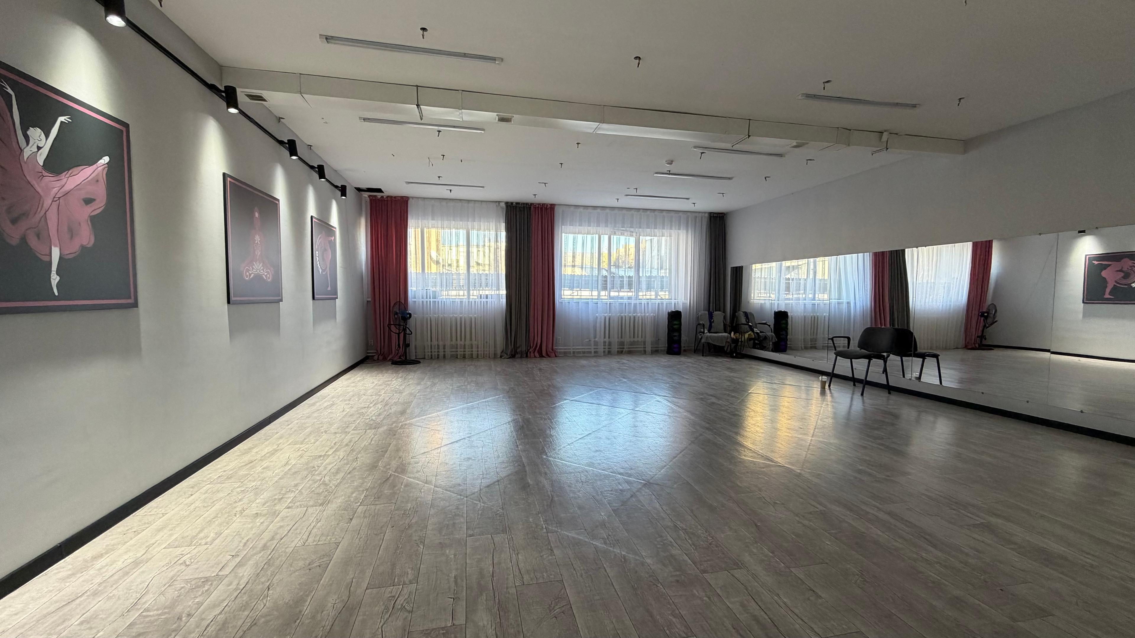 Lady dance studio image